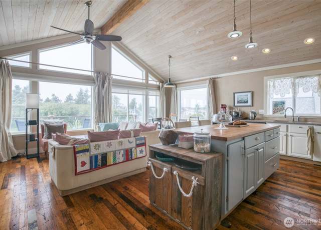 Property at 604 Ocean Shores Blvd SW, Ocean Shores, WA 98569, 3 beds, 3 baths