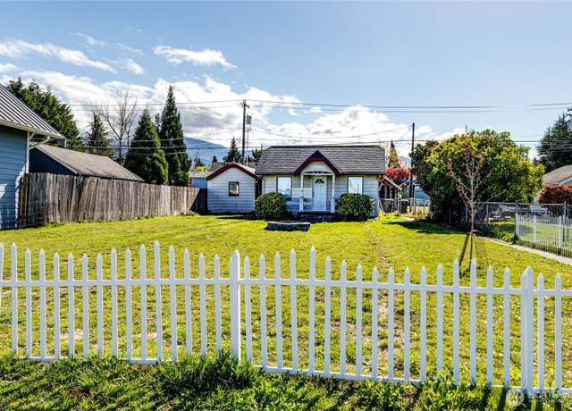 Property at 216 E 9th St, Port Angeles, WA 98362, 2 beds, 1 bath