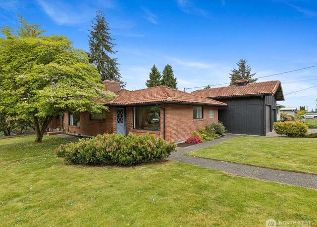 Property at 233 Highland Rd, Everett, WA 98203, 4 beds, 2.5 baths