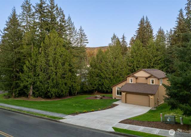 Property at 240 Home Town Dr, Kelso, WA 98626, 3 beds, 2.5 baths