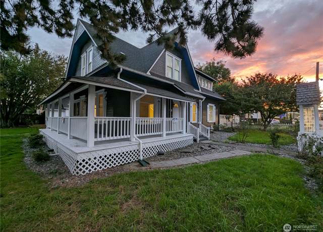 Property at 235 Cowlitz St E, Castle Rock, WA 98611, 4 beds, 3 baths