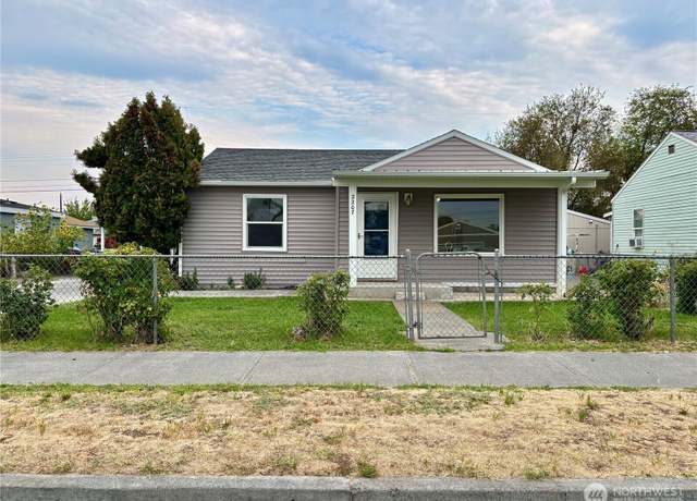 Property at 2207 W Spruce St, Moses Lake, WA 98837, 3 beds, 1 bath