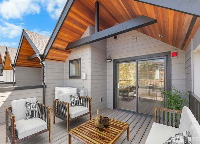 Property at 118 E 2nd St S, Kirkland, WA 98033, 3 beds, 3 baths