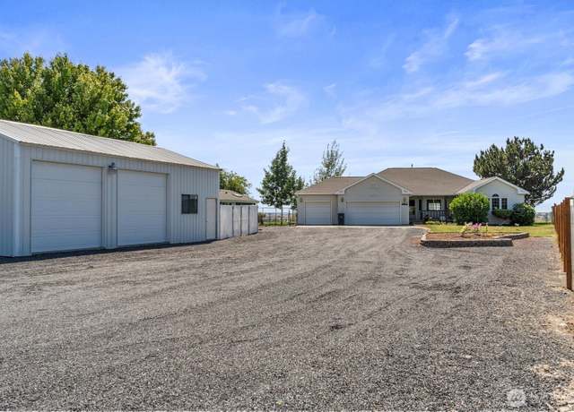 Property at 4724 NE Airway Dr, Moses Lake, WA 98837, 2 beds, 2.5 baths