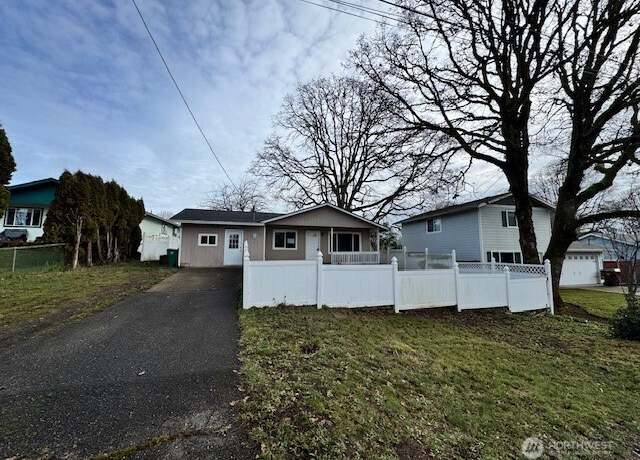 Property at 424 9th St, St. Helens, OR 97051, 4 beds, 2 baths