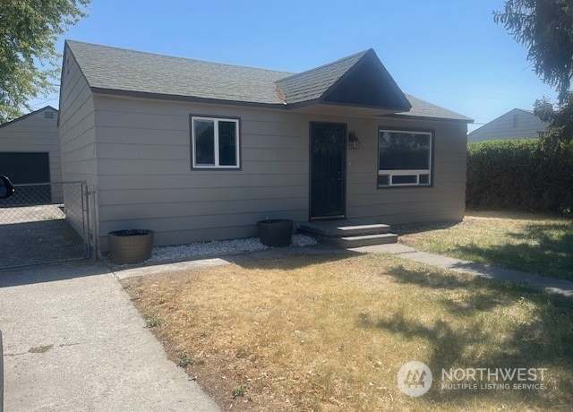 Property at 54 E St SE, Ephrata, WA 98823, 2 beds, 2 baths