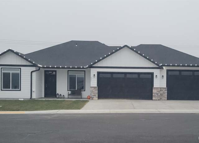 Property at 1196 8th Ave NE, Ephrata, WA 98823, 4 beds, 2 baths