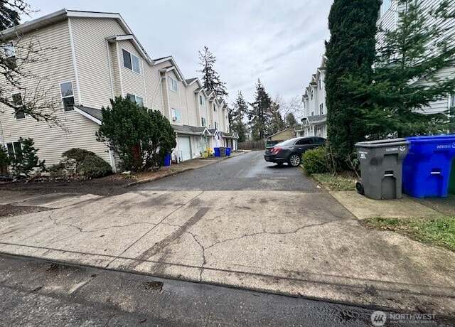 Property at 2333 SE Lee Ln, Portland, OR 97233, 2 beds, 1.5 baths