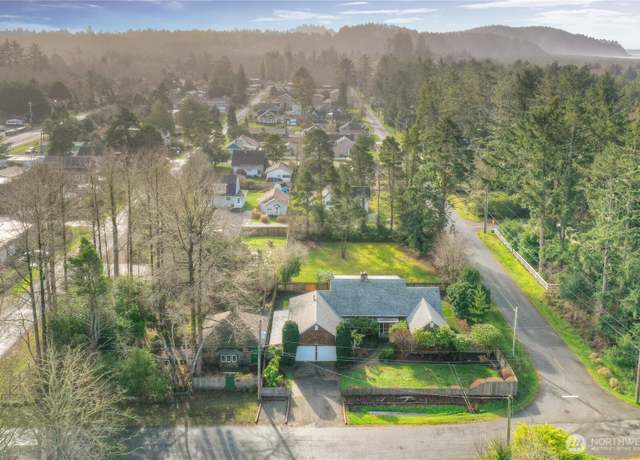Property at 1108 37th Pl, Seaview, WA 98644, 4 beds, 2.5 baths