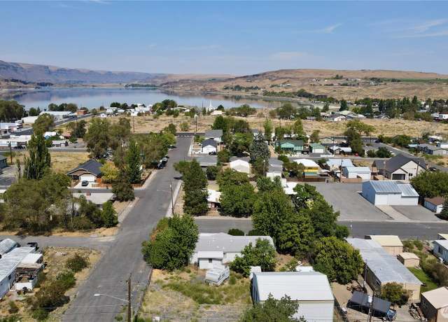Property at 115 4th Ave SE, Soap Lake, WA 98851, 3 beds, 2 baths