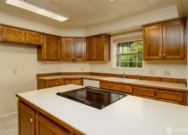 Property at 518 S Liberty Street Ct, Port Angeles, WA 98362, 4 beds, 2.5 baths