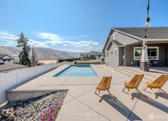 Property at 821 S Mary Ave, East Wenatchee, WA 98802, 4 beds, 4.5 baths