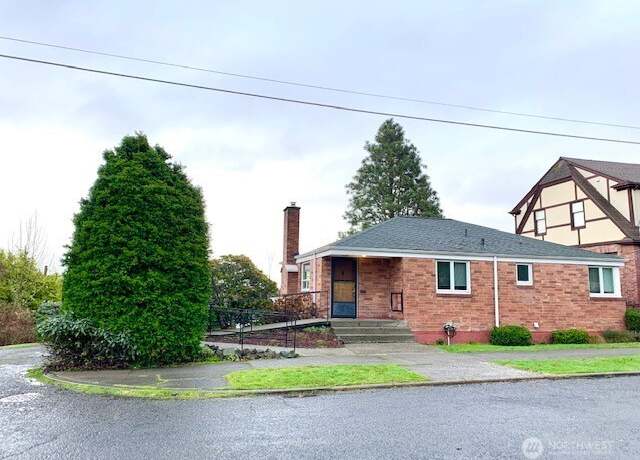 Property at 1722 4th Ave N, Seattle, WA 98109, 2 beds, 1.5 baths