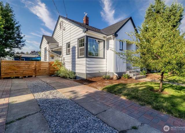 Property at 1028 University St, Walla Walla, WA 99362, 4 beds, 2 baths