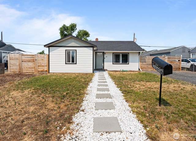 Property at 135 F St SE, Ephrata, WA 98823, 4 beds, 1.5 baths