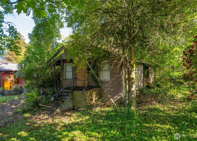 Property at 3626 NE 115th St, Seattle, WA 98125, 2 beds, 1 bath