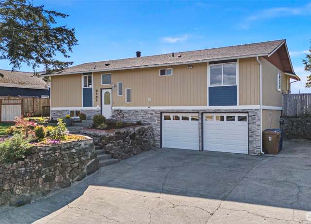 Property at 3131 N Narrows Dr, Tacoma, WA 98407, 4 beds, 3 baths