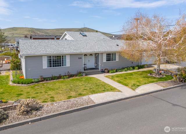 Property at 291 C St SE, Ephrata, WA 98823, 4 beds, 3 baths