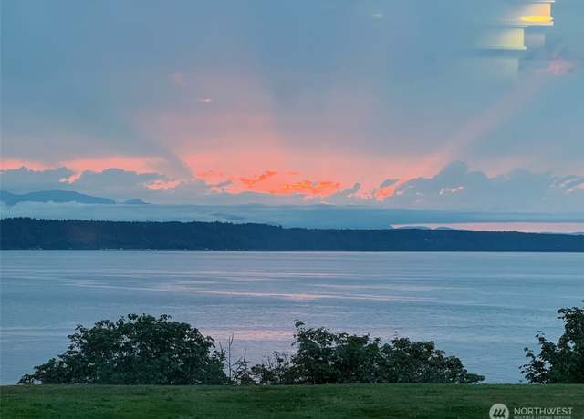 Property at 31 Pine St #102, Edmonds, WA 98020, 2 beds, 2.5 baths