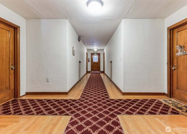 Property at 4235 Brooklyn Ave NE #402, Seattle, WA 98105, 1 bed, 1 bath
