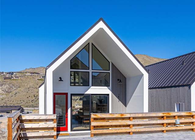 Property at 1418 Cottage Ln, Chelan, WA 98816, 2 beds, 2.5 baths