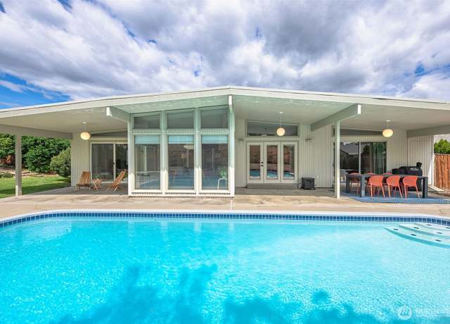 Property at 1525 4th St, Wenatchee, WA 98801, 3 beds, 2 baths