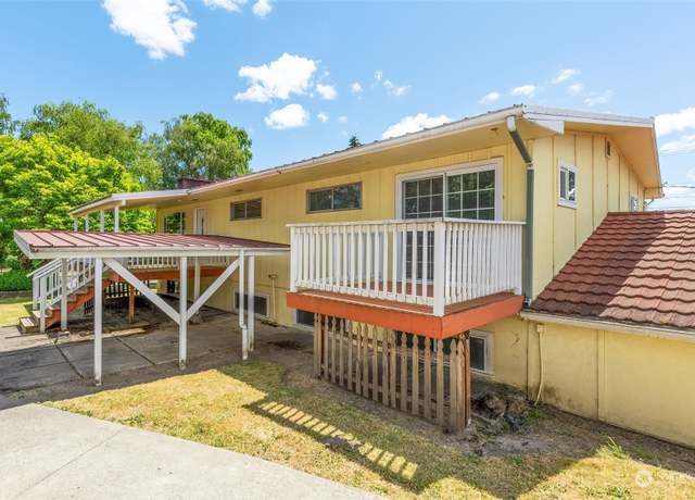 Property at 1905 7th Ave, Longview, WA 98632, 3 beds, 3.5 baths