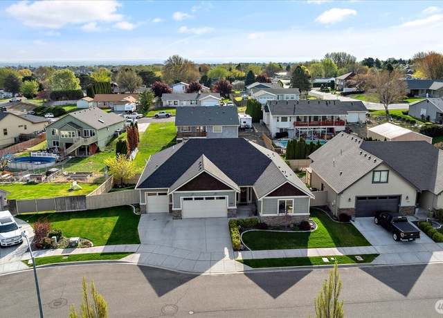 Property at 4221 S Yelm Pl, Kennewick, WA 99337, 4 beds, 3 baths