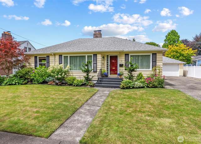 Property at 1427 19th Ave, Longview, WA 98632, 3 beds, 3 baths