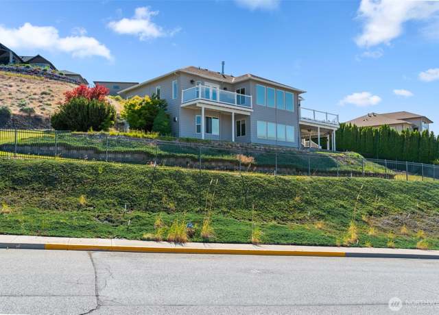 Property at 1809 Briarwood Pl, Wenatchee, WA 98802, 3 beds, 3 baths