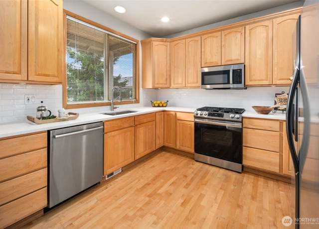Property at 8233 NE 163rd Pl, Kenmore, WA 98028, 3 beds, 3 baths