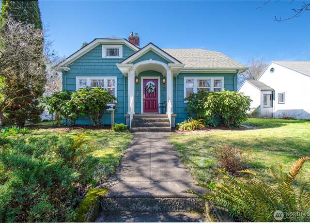 Property at 1625 21st Ave, Longview, WA 98632, 5 beds, 3 baths