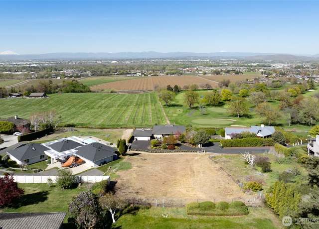 Property at 715 Fairway Dr, Yakima, WA 98901