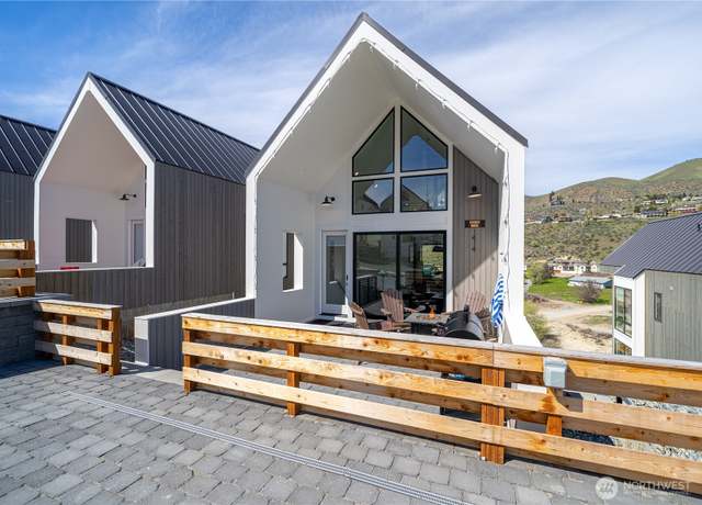 Property at 1414 Cottage Ln, Chelan, WA 98816, 2 beds, 2.5 baths