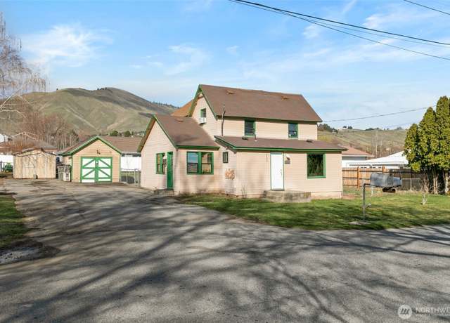Property at 704 Woodward Dr, Wenatchee, WA 98801, 4 beds, 2 baths