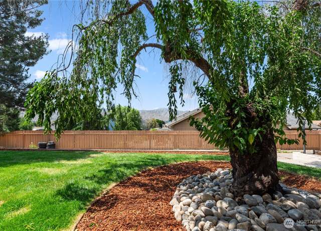 Property at 780 10th St NE, East Wenatchee, WA 98802, 4 beds, 2 baths