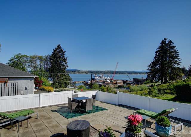 Property at 1212 Georgia Ave, Anacortes, WA 98221, 3 beds, 2 baths