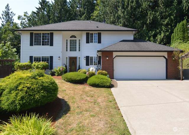 Property at 215 W St James Pl, Longview, WA 98632, 4 beds, 2.5 baths