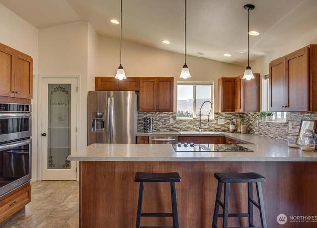 Property at 3950 NE Vista Del Rey Dr, East Wenatchee, WA 98802, 5 beds, 3 baths