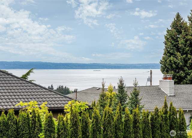 Property at 900 Sea Vista Pl, Edmonds, WA 98020, 4 beds, 3 baths