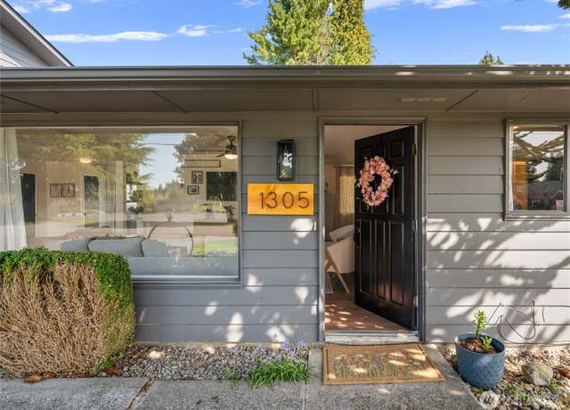 Property at 1305 Lake view Ave, Snohomish, WA 98290, 4 beds, 2.5 baths