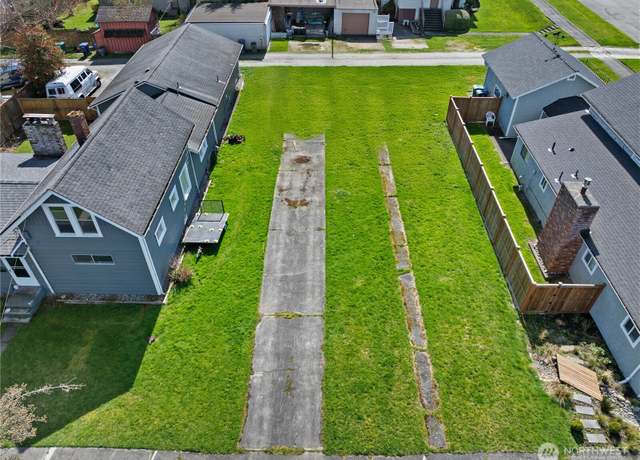 Property at 1415 10th St, Anacortes, WA 98221, 2 beds, 1 bath
