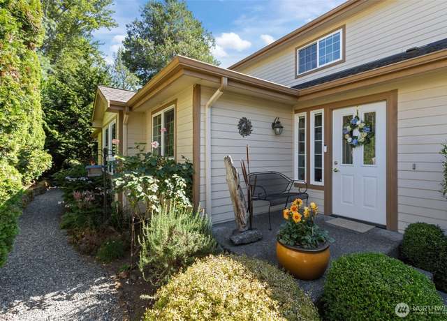 Property at 13804 SE 255th Pl, Kent, WA 98042, 3 beds, 2.5 baths