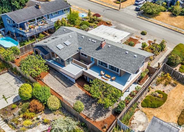 Property at 1014 S 234th Pl, Des Moines, WA 98198, 4 beds, 3 baths