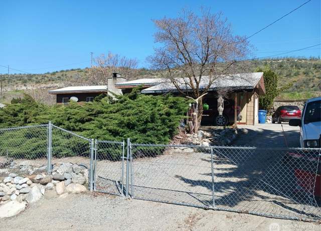 Property at 924 E Chelan Ave, Chelan, WA 98816, 2 beds, 1 bath