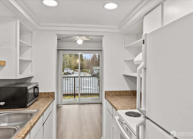 Property at 9517 NE 180th St Unit B104, Bothell, WA 98011, 1 bed, 1 bath
