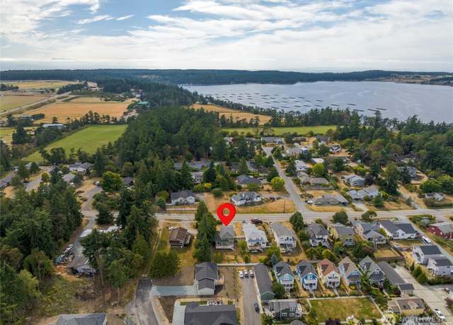 Property at 301 NW Broadway St, Coupeville, WA 98239, 4 beds, 2.5 baths
