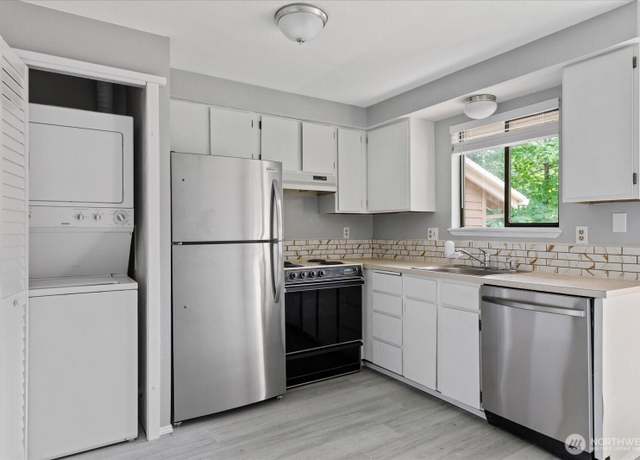 Property at 1201 SW Harrier Cir #202, Oak Harbor, WA 98277, 2 beds, 1 bath