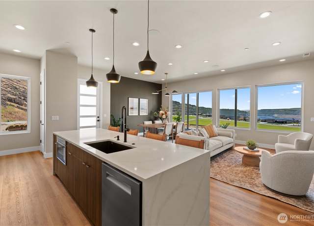 Property at 9604 Ridgeview Dr NW, Quincy, WA 98848, 2 beds, 2 baths