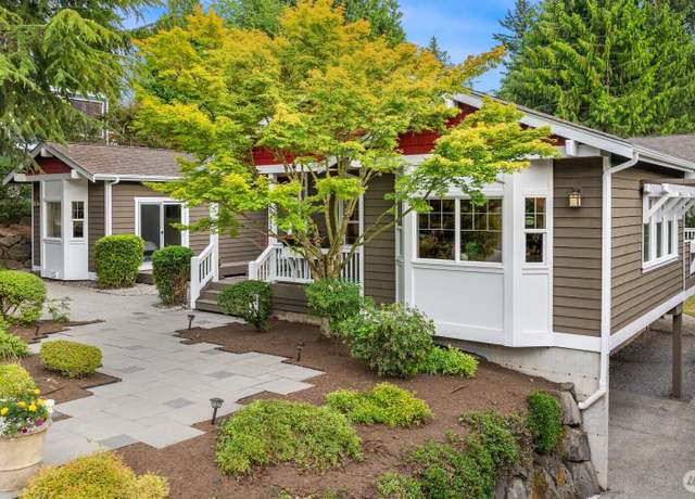 Property at 10133 NE 113th Pl, Kirkland, WA 98033, 5 beds, 4.5 baths
